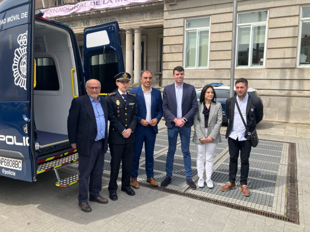 El subdelegado del Gobierno en Pontevedra, Abel Losada, ha presentado este viernes la VIDOC, la nueva unidad móvil de Documentación de la Policía Nacional, que ha valorado como 