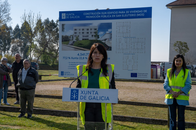 La conselleira de Vivenda e Planificación de Infraestruturas, María M. Allegue, visita el inicio de las obras de construcción de un edificio para 20 viviendas de promoción pública en Mos.