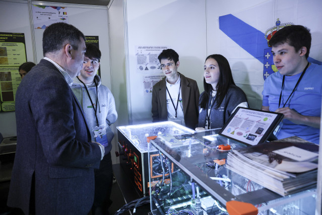 El conselleiro de Educación, Ciencia, Universidades e FP, Román Rodriguez, junto a los alumnos del IES Carlos Casares de Vigo que participan en la 'Expo Belgian Science' y su proyecto científico