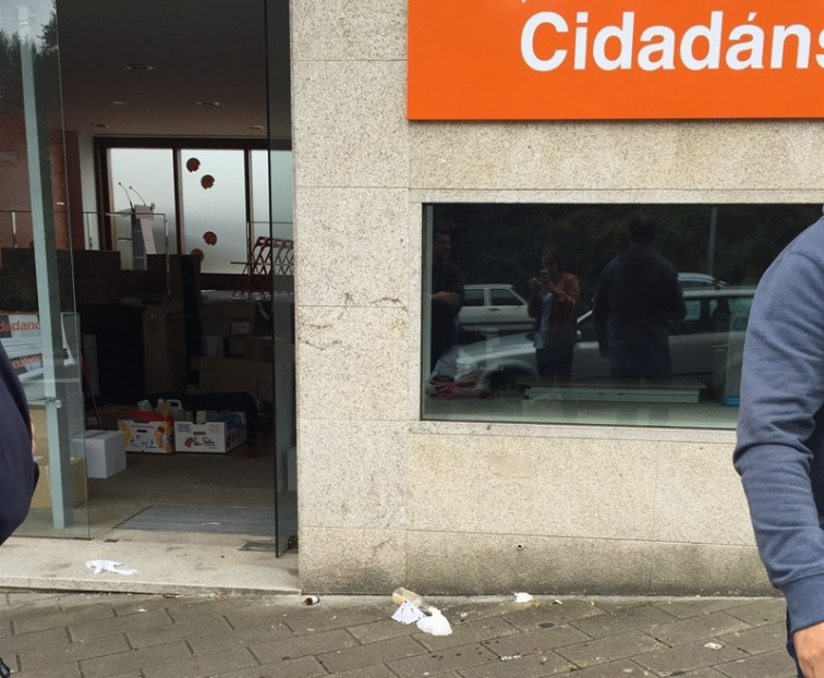 Atacan la sede de C's Galicia con una botella y unas pintadas