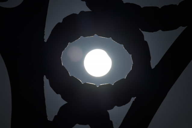Eclipse parcial del sol visto desde el Cementerio Municipal de San Amaro, a 29 de marzo de 2025, en A Coruña, Galicia.