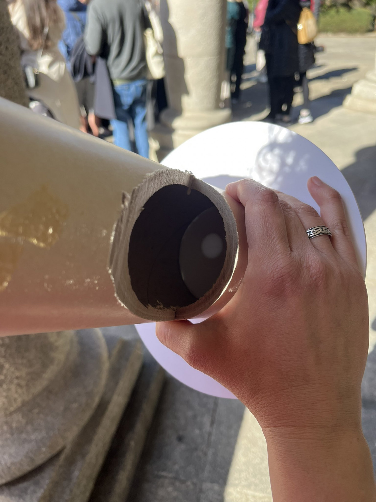 Proyector estenopeico caseiro para ver el eclipse de forma indirecto