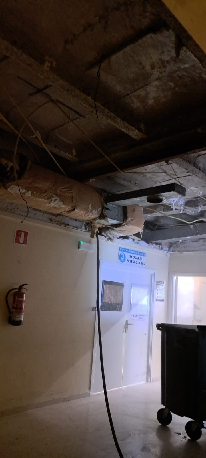 Desprendimiento del falso techo en el Materno de Ourense en una foto de SIMEGA