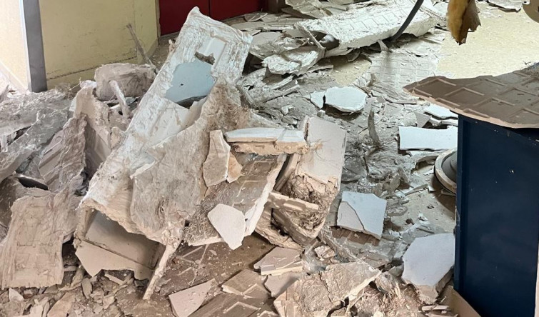 Cae parte del techo del hospital Materno Infantil de Ourense tras serie de derrumbes que dejaron una herida y afectaron a paritorio