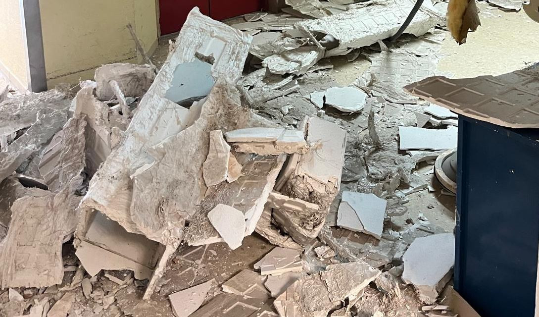 Derrumbe en un pasillo del hospital materno infantil de Ourense en una imagen de SIMEGA