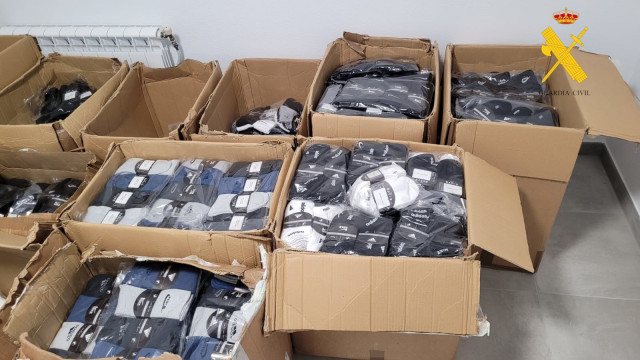 Prendas indiciariamente falsificadas intervenidas en un comercio en Lugo.