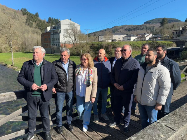 José Manuel Barreiro, José Manuel Balseiro, Encarna Amigo y otros representantes del PP de Lugo, en As Nogais.