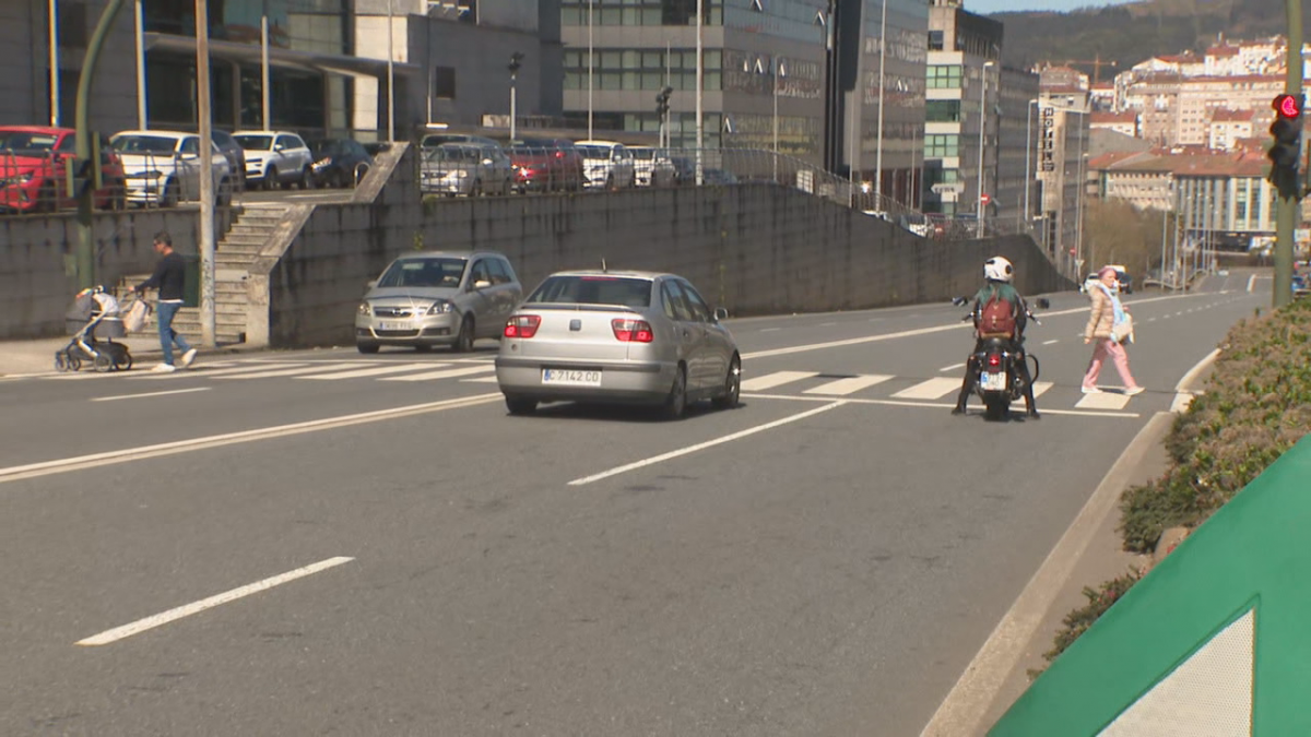 Paso de cebra de O Restollal frente al Corte Inglu00e9s en una imagen de CRTVG