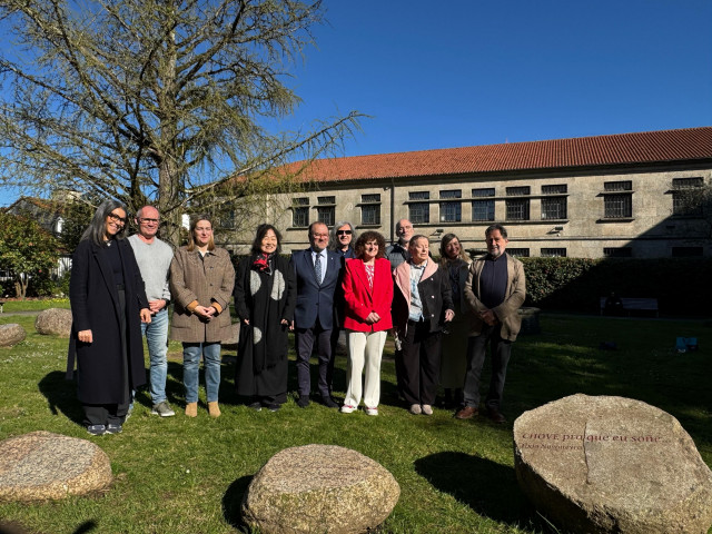 Uxio Novoneira, Moon Chung-Hee y Tenório Telles, poetas elegidos para las nuevas piedras del xardín das Pedras que Falan
