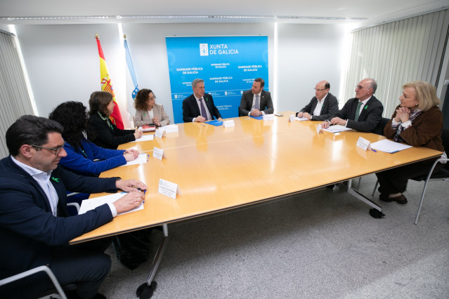 El conselleiro de Sanidade, Antonio Gómez Caamaño, y el presidente de la Asociación Española contra el Cáncer en Galicia, Germán Rodríguez-Saa, firman un acuerdo.