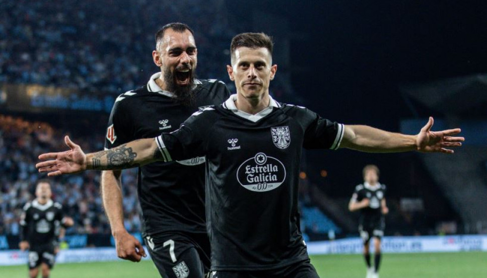 Borja Iglesias y Alfon celebran el gol del segundo en Balaídos