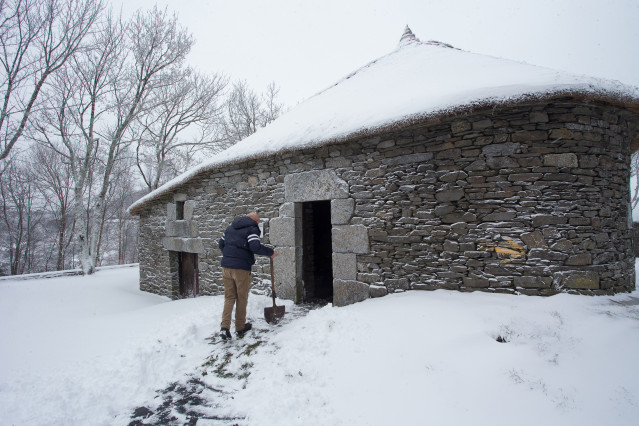 Archivo - Un hombre accede a la Palloza Museo de O Cebreiro en Pedrafita do Cebreiro y Becerrea, Lugo