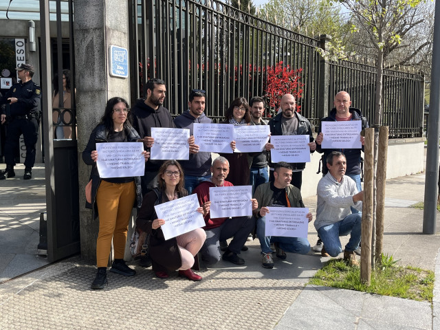 Profesores de sectores singulares de Formación Profesional entregan 1.140 firmas en la sede central de la Xunta para exigir la equidad salarial, a 1 de abril de 2025.