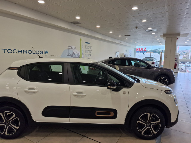 Archivo - Concesionario de vehículos.