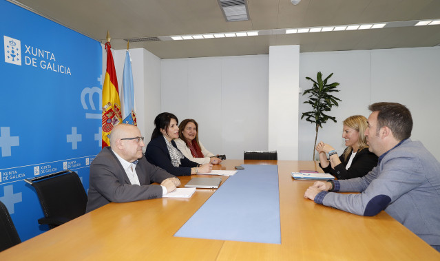 Imagen del encuentro entre Allegue y la alcaldesa de Salceda.
