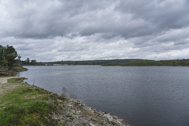 Vista del embalse de Alcántara, a 19 de marzo de 2025, en Cáceres, Extremadura (España).
