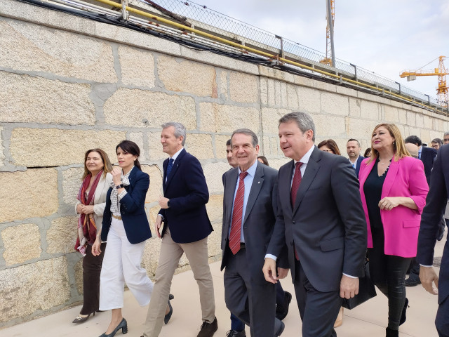 El presidente de la Xunta, Alfonso Rueda; el alcalde de Vigo, Abel Caballero; y el secretario de Estado de Transportes, José Antonio Santano, con otras autoridades, en la inauguración de la reforma de la fachada portuaria de la ciudad.