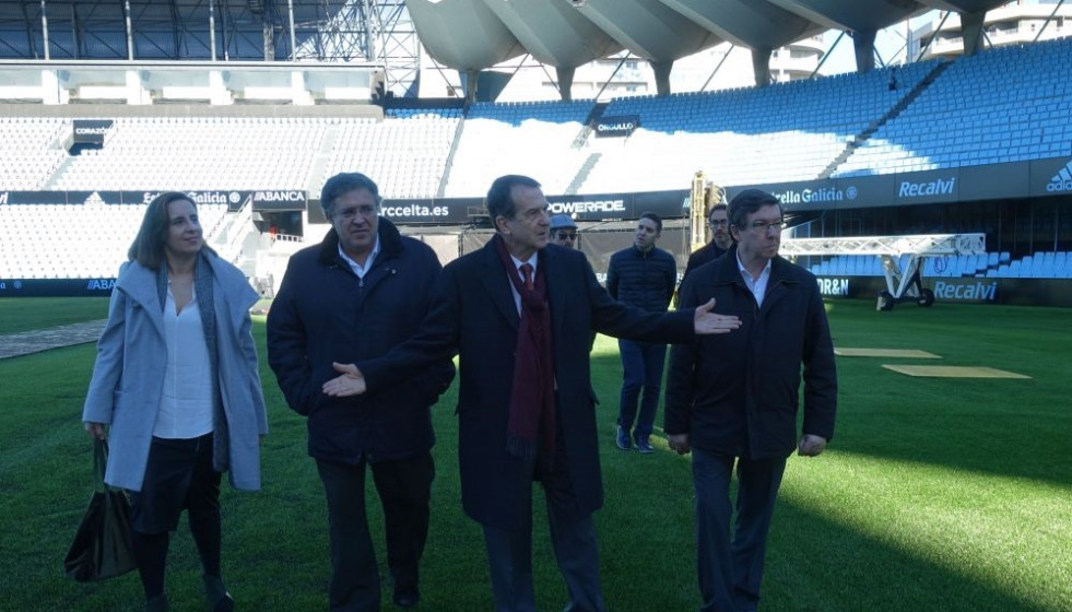 Archivo - El alcalde de Vigo, Abel Caballero, con varios concejales, en el césped del estadio municipal Abanca Balaídos.