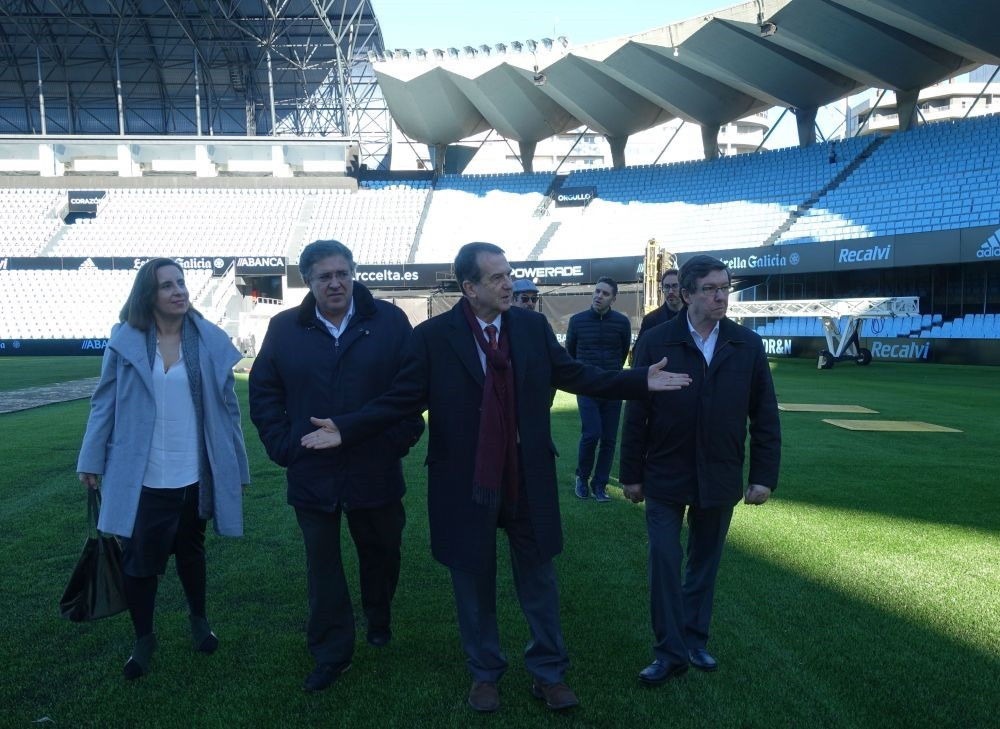 Archivo - El alcalde de Vigo, Abel Caballero, con varios concejales, en el césped del estadio municipal Abanca Balaídos.