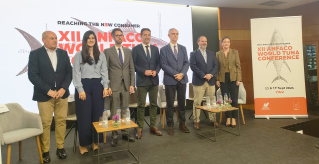 El conselleiro do Mar, Alfonso Villares, en la presentación en Vigo de la XII Conferencia Mundial del Atún.