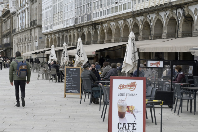 Archivo - Varias personas en la terraza de un restaurante.