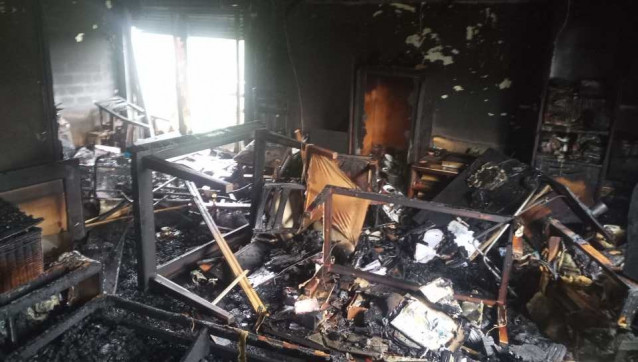 Rescatan, con ayuda de una empresa eléctrica, a dos personas atrapadas en una vivienda que se incendió en Vigo.