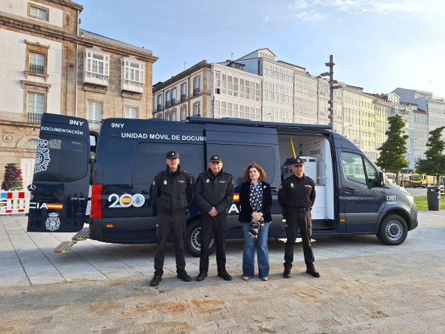 La subdelegada del Gobierno, María Rivas, junto al comisario provincial de la Policía Nacional, Carlos Gómez, en la presentación de los vehículos