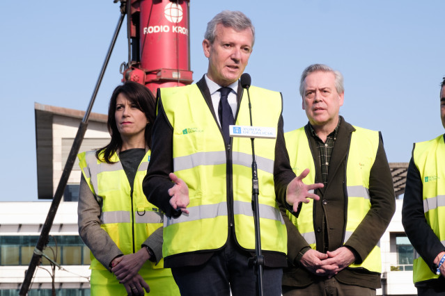 Rueda, acompañado de los conselleiros de Sanidade e Infraestruturas, en el acto de inicio de obras de Vilagarcía.