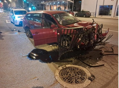 Vehículo accidentado tras darse a la fuga, a 1 de abril de 2025.