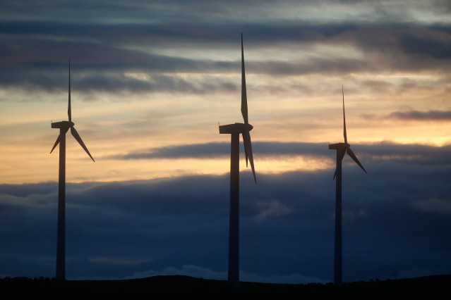 Un parque eólico, a 28 de marzo de 2025, en Muras, Lugo, Galicia (España). El Tribunal Supremo ha dictado una sentencia que despeja el futuro de muchos proyectos de la industria eólica en Galicia. El hecho de que dos o más instalaciones de parques “compar