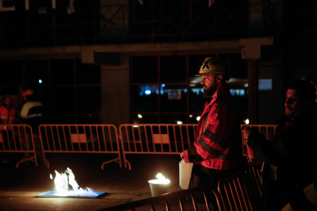 Archivo - Varias personas durante la concentración de los trabajadores de Alcoa por la defensa del futuro de la mariña, en la Plaza de Concello de XOVE de Lugo, a 11 de enero de 2025, en Lugo, Galicia (España). El comité de empresa de la factoría aluminer