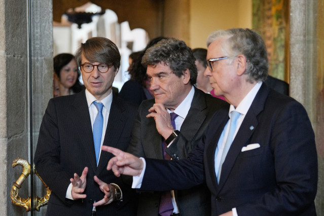(De Izq A Der) El Conselleiro De Facenda, Miguel Corgos; El Gobernador Del Banco De España, José Luis Escrivá, Y El Presidente De La Patronal Gallega, Juan Manuel Vieites, En Un Acto En Santiago