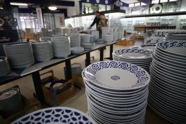 Archivo - Fuentes y platos en azul y blanco expuestas durante la primera jornada de estas rebajas, en el entorno de la Planta Circular de Sargadelos y en la entrada a la galería, a 23 de febrero de 2023, en Cervo, Lugo, Galicia, (España). La fábrica de ce