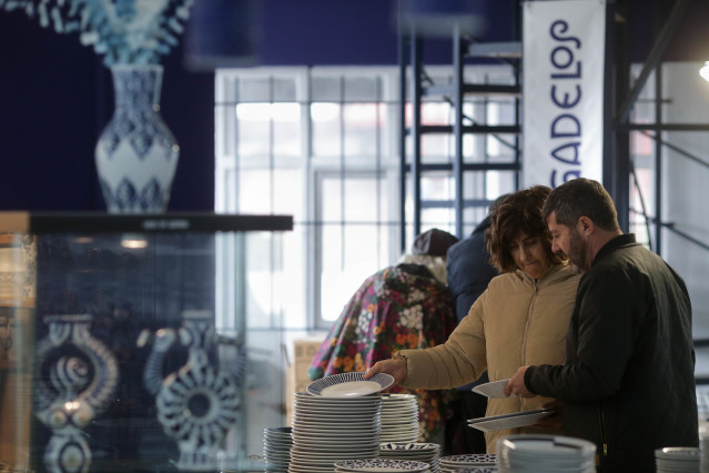 Archivo - Una pareja revisa vajillas de cerámica en azul y blanco expuestas durante la primera jornada de estas rebajas, en el entorno de la Planta Circular de Sargadelos y en la entrada a la galería, a 23 de febrero de 2023, en Cervo, Lugo