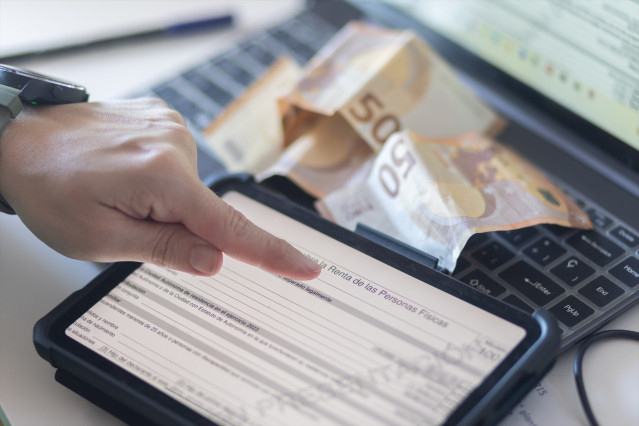 (Foto de ARCHIVO) Vista de la declaración de la renta en una tablet