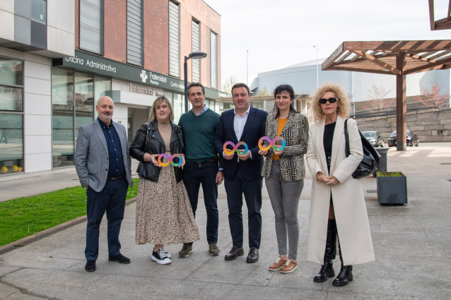 El presidente de la Diputación de A Coruña, Valentín González Formoso, visita el local de Aspanaes en A Coruña
