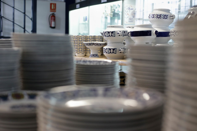 Archivo - Piezas de vajillas expuestas durante la primera jornada de estas rebajas, en el entorno de la Planta Circular de Sargadelos y en la entrada a la galería, a 23 de febrero de 2023, en Cervo, Lugo.
