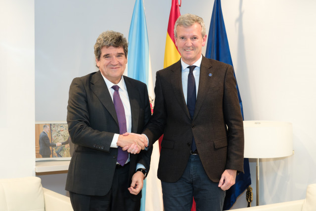 El presidente de la Xunta, Alfonso Rueda, y el gobernador del Banco de España, José Luís Escrivá.