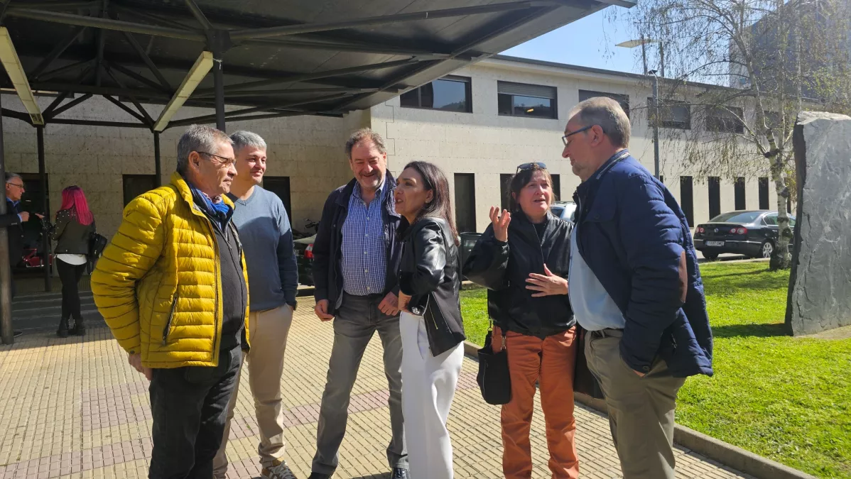 Cargos del PSOE tras una rueda de prensa ayer frente al Hospital del SERGAS en O Barco de Valdeorras