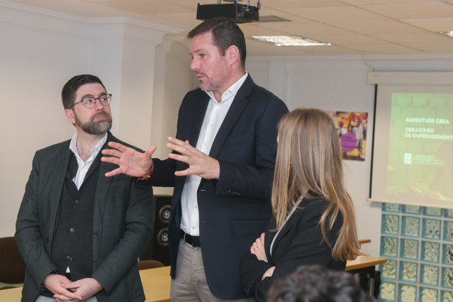 El conselleiro de Cultura, Lingua e Xuventude, José López Campos, en una visita del programa Xuventude Crea. Santiago de Compostela
