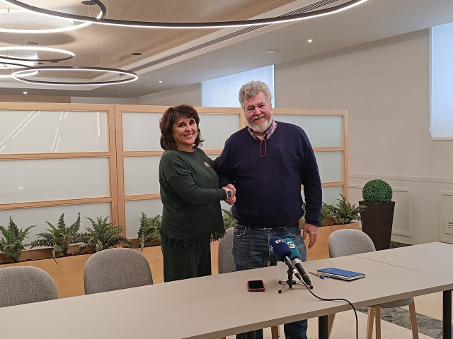 Archivo - La candidata de Podemos a la Xunta, Isabel Faraldo, y el coordinador de Alianza Verde, Juan López de Uralde en una imagen de archivo
