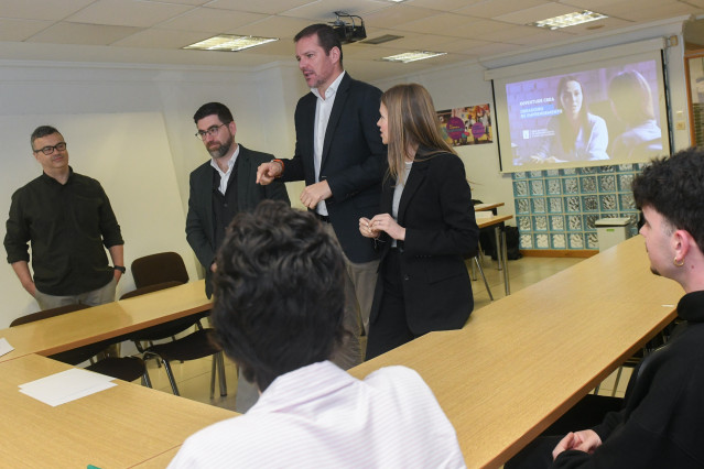 El conselleiro de Cultura, Lingua e Xuventude, José López Campos, visita el polo de emprendemento de Santiago con participantes del programa Xuventude Crea