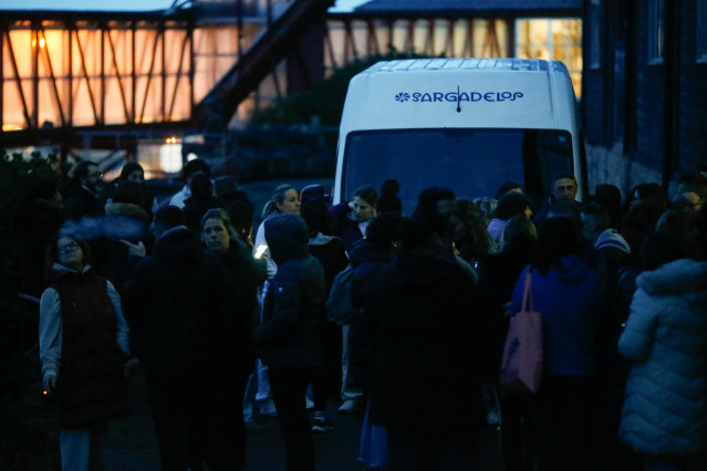 Los trabajadores de Sargadelos se concentran a su llegada a trabajar, a 3 de abril de 2025, en Cervo, Lugo, Galicia (España). Los trabajadores de Sargadelos continúan preocupados tras el anuncio de cierre de las instalaciones en Cervo. El motivo del cierr