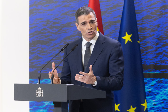 El presidente del Gobierno, Pedro Sánchez, durante una rueda de prensa, en el Complejo de La Moncloa, a 3 de abril de 2025, en Madrid (España). Sánchez comparece, tras haberse reunido con representantes del sector productivo e industrial, para trasladar l