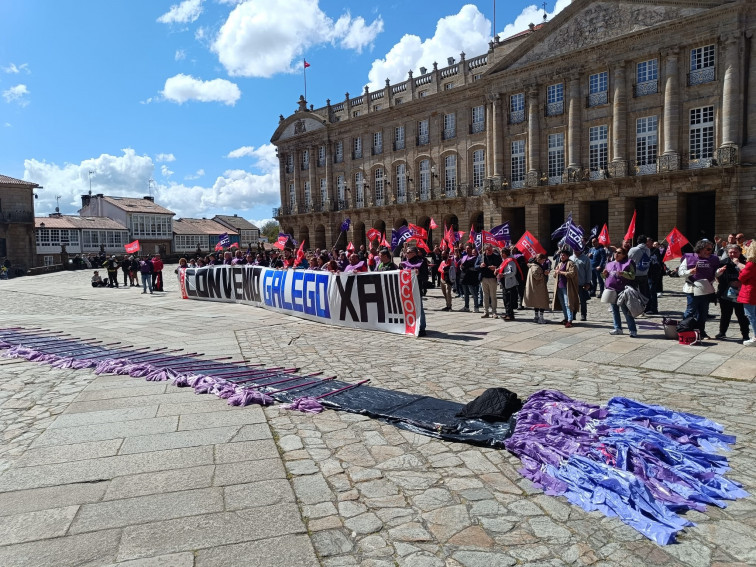 Una fregona de 18 metros en el Obradoiro plasma la lucha de limpiadoras por lograr condiciones 