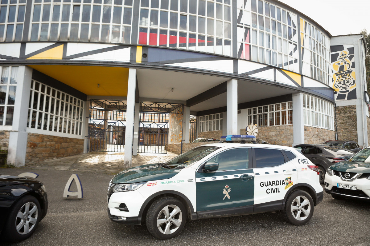Un vehículo de la Guardia Civil en el exterior de la fábrica de cerámica de Sargadelos, a 3 de abril de 2025, en Cervo, Lugo, Galicia (España). Los trabajadores de Sargadelos continúan preocupado