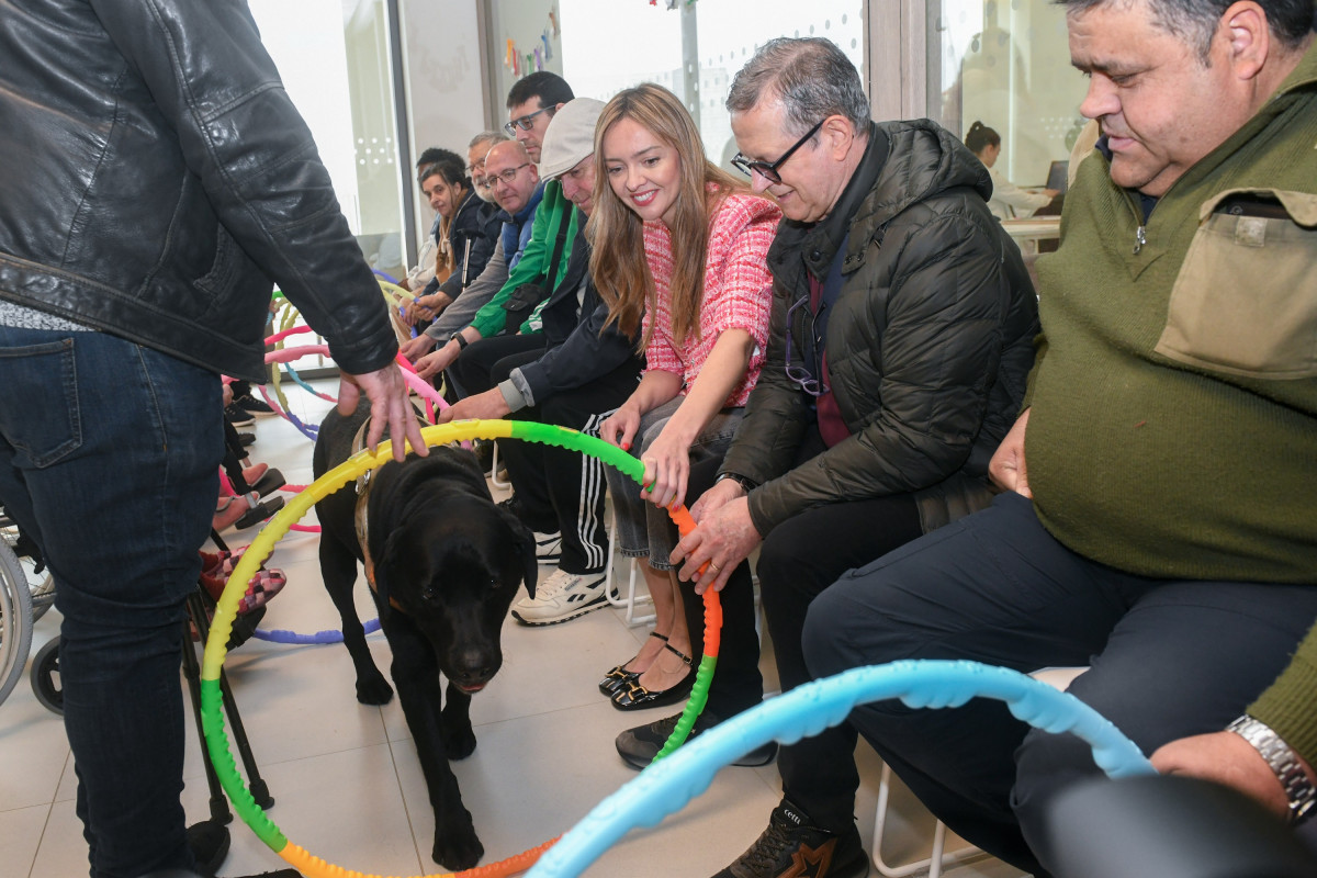 La conselleira de Política Social, Fabiola García, en su visita a la residencia de Castiñeiro participando en una actividad terapéutica.