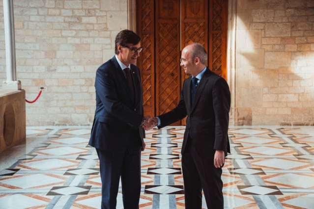 El presidente de la Generalitat, Salvador Illa (i) y el ceo de Inditex, Oscar García Maceiras (d)