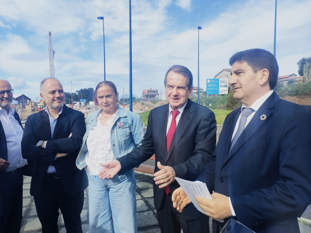 El alcalde de Vigo, Abel Caballero, con el delegado del Gobierno en Galicia, Pedro Blanco, la teniente de alcalde, Carmela Silva, y el delegado de Zona Franca, David Regades, en una visita a Navia, a 3 de abril de 2025.