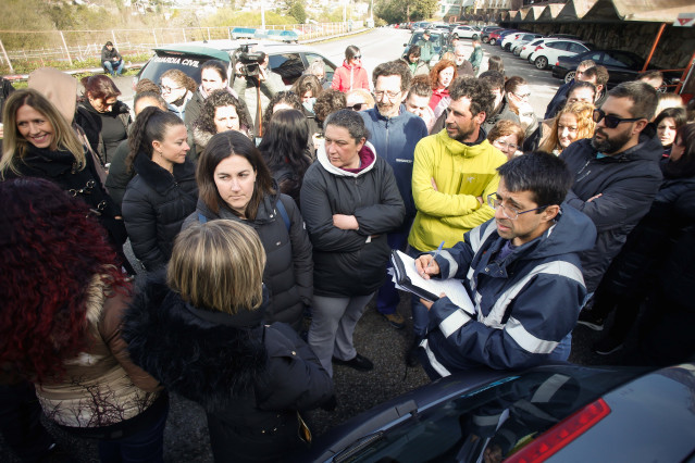 Un inspector junto a los trabajadores de la fábrica de cerámica de  Sargadelos, que se han concentrado al llegar al trabajo, a 3 de abril de 2025, en Cervo, Lugo